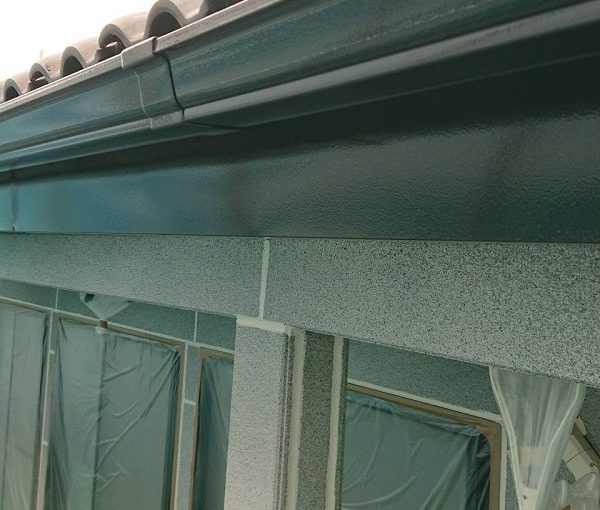 群馬県前橋市　K様邸　外壁塗装・付帯部塗装　雨樋塗装の工程　長期間の放置は割れに繋がります! (2)