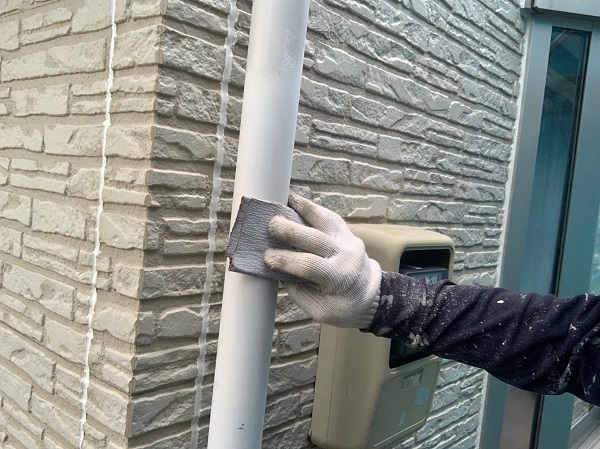 群馬県佐波郡玉村町　K様邸　外壁塗装　雨樋・エアコンホースカバーの塗装　塩化ビニール樹脂の雨樋 (1)
