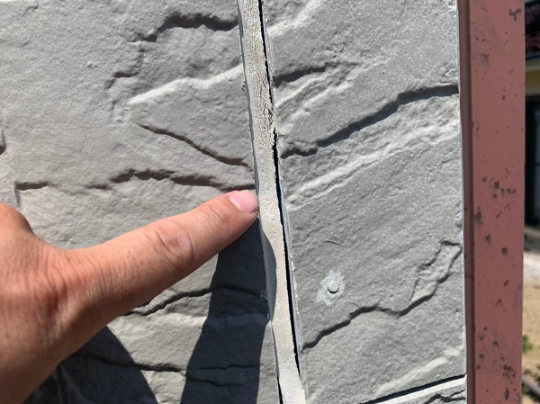 群馬県前橋市　N様邸　外壁塗装　屋根塗装　無料現場調査　チョーキング現象　塗膜の剥がれ　シーリング硬化 (3)