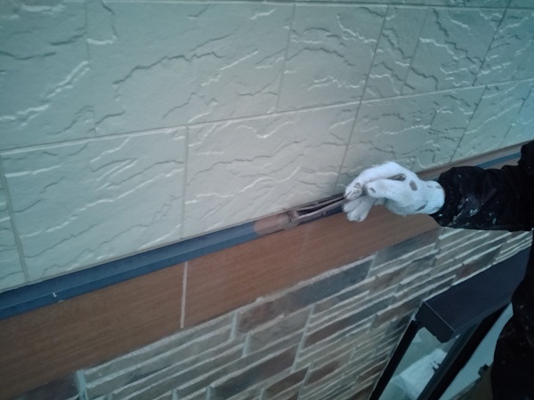 群馬県前橋市　N様邸　外壁塗装　屋根塗装　付帯部塗装　土台水切り、帯板水切り塗装　水切りの役目 (3)