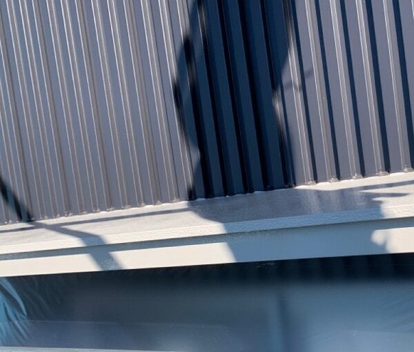 群馬県伊勢崎市　S様邸　外壁塗装・屋根塗装・付帯部塗装　水切り、エアコンホースカバー塗装 (1)