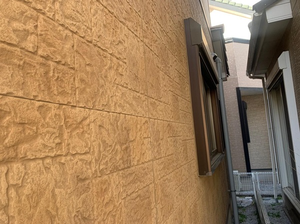 群馬県前橋市　K様邸　屋根塗装・外壁塗装・付帯部塗装　施工前の状態　セメント瓦 (1)