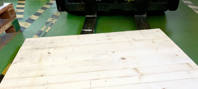 フォークリフトが走行する工場内