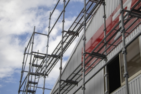 足場を設置した大型建物