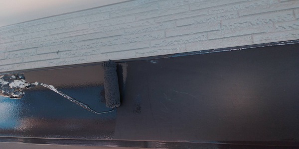 群馬県伊勢崎市　N様邸　屋根塗装　外壁塗装　シャッターボックス、庇塗装　鉄部塗装に重要なケレン作業 (3)