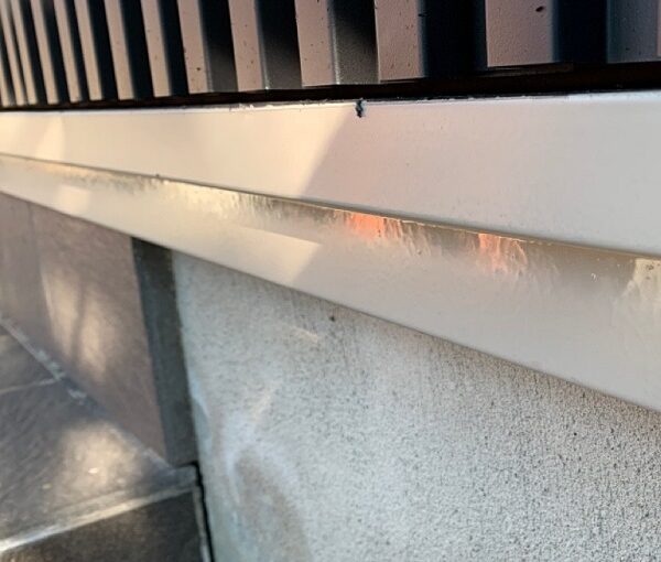 群馬県伊勢崎市　S様邸　外壁塗装・屋根塗装・付帯部塗装　水切り、エアコンホースカバー塗装 (4)
