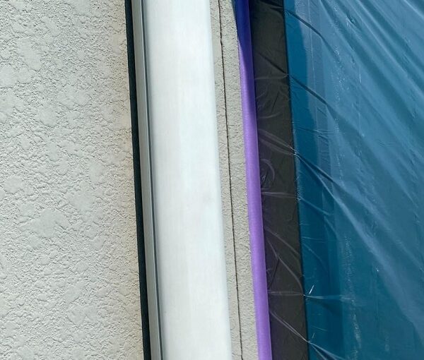 群馬県邑楽郡　アパート　屋根塗装・外壁塗装・付帯部塗装　シャッターボックスとエアコンホースカバーの塗装　ケレン作業 (3)